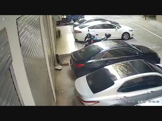 Падение девушки на крышу автомобиля
