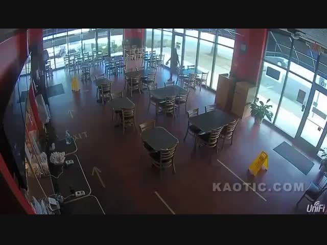 Она просто искала телефон