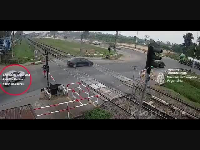 В Аргентине ребята в машине попали под поезд.