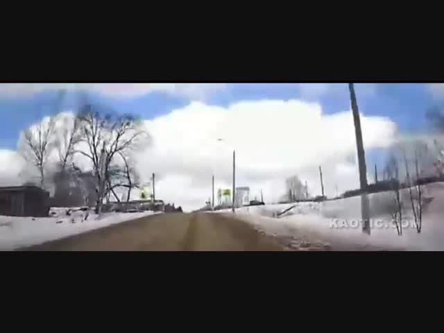 Водитель такси забил на красный сигнал светофора.