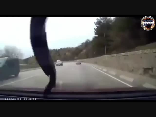 Переоценил возможности: момент ДТП с опрокидыванием под Ялтой