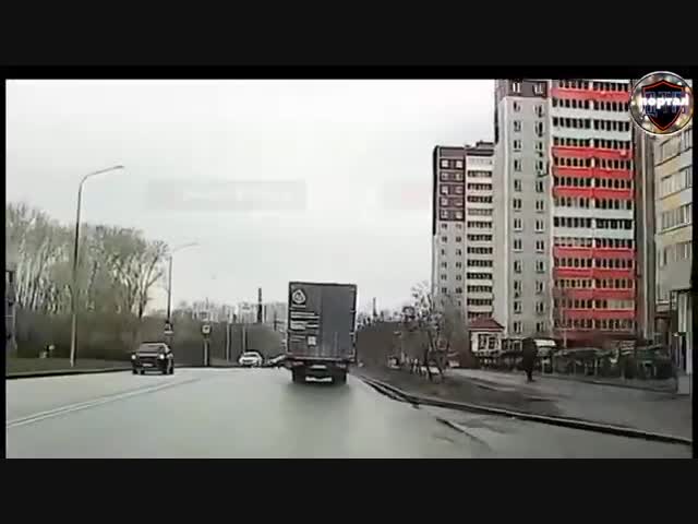 Не заметил грузовик: момент ДТП в Екатеринбурге
