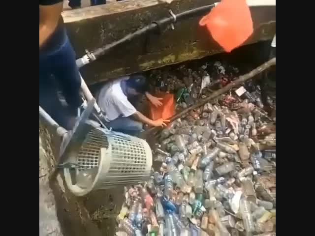 Пластиковая река в Индонезии