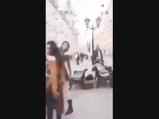 Заломали уличных танцовщиц за съёмки видео в центре Москвы