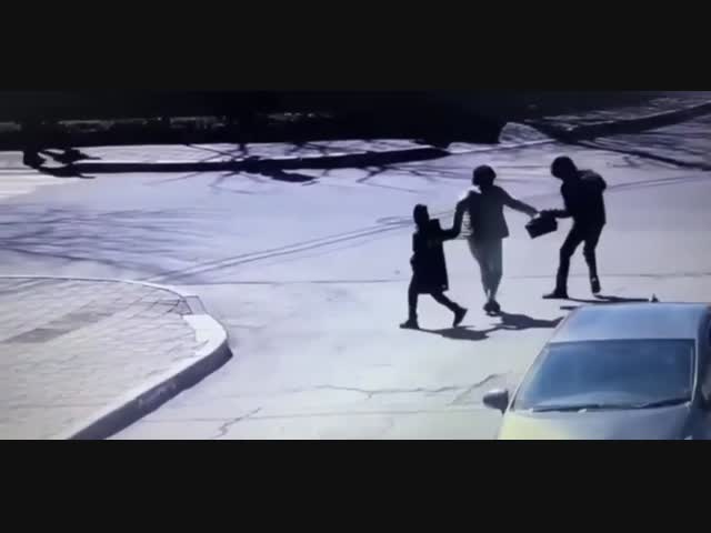 Случайный прохожий помог женщине с ребенком избавиться от грабителя в Южно-Сахалинске