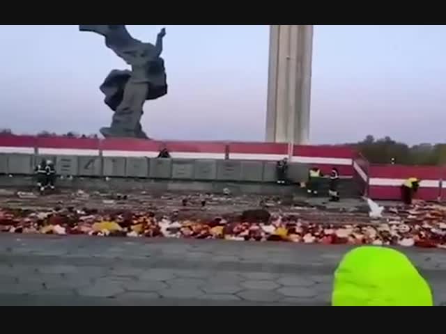 В Латвии с утра убирают цветы у монумента освободителям