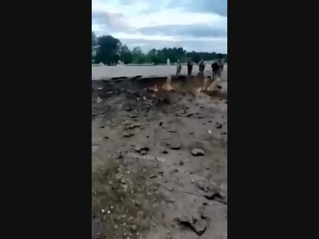 Воронки после ракетного удара по Десне Черниговской области