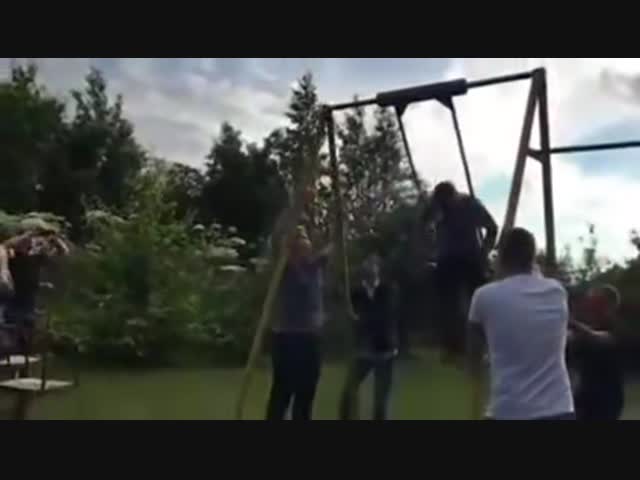 Красиво покатался на детских качелях