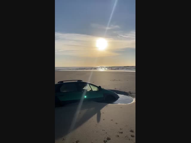 Одинокая машина на пляже