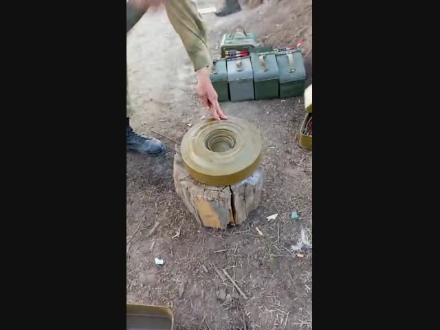 Разминирование противотанковой мины с помощью топора