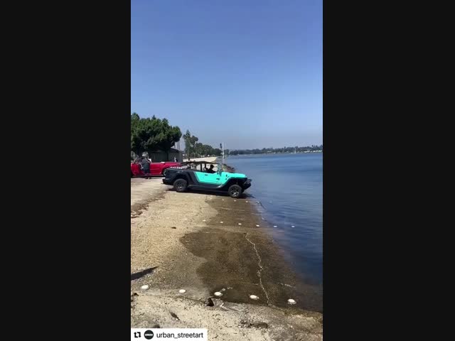 Легким движением руки машина превращается в лодку