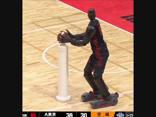 В Токио презентовали баскетболиста-робота «Cue»