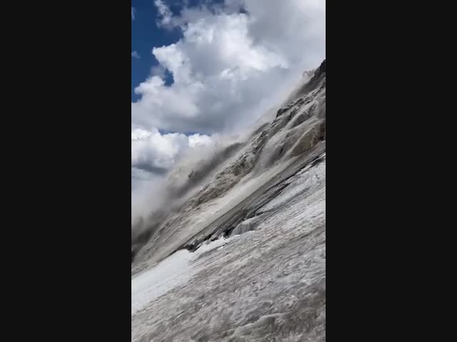 Снежная лавина в Альпах