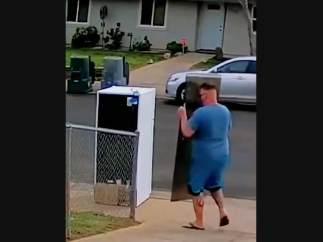 Стеклянная дверь лопнула