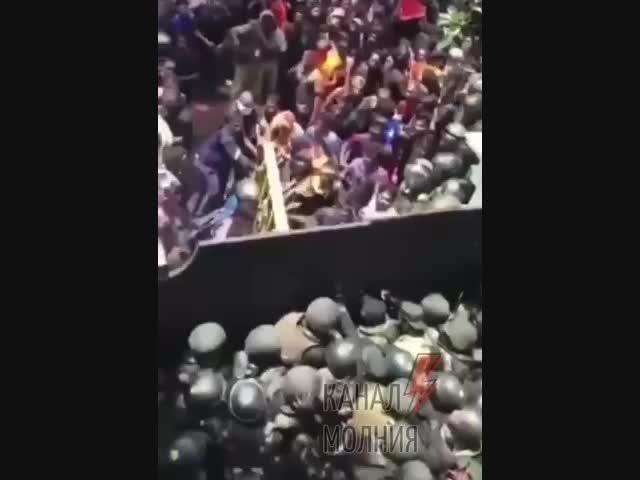 Полицейские Шри-Ланки с трудом сдерживают протестующих
