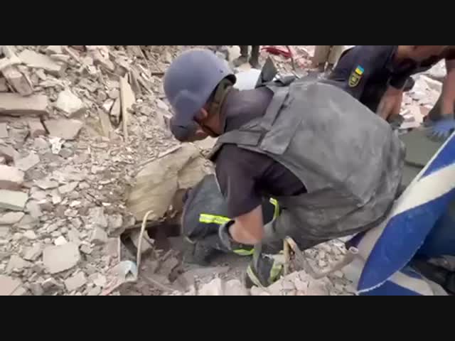 Спасение жильца разбомблённого дома в Виннице