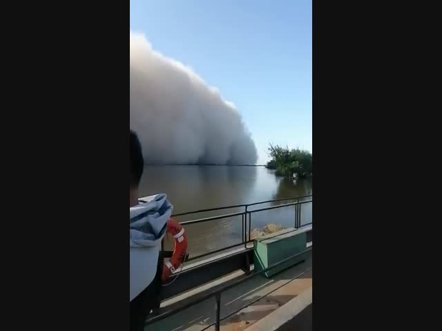Дым над водой в Астрахани