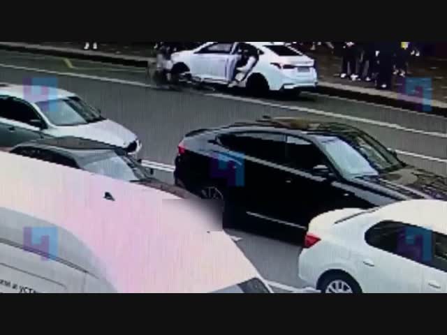 Не вовремя открыл дверь