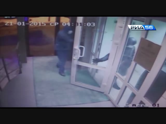 Грабители чуть не застряли в подъезде с добычей