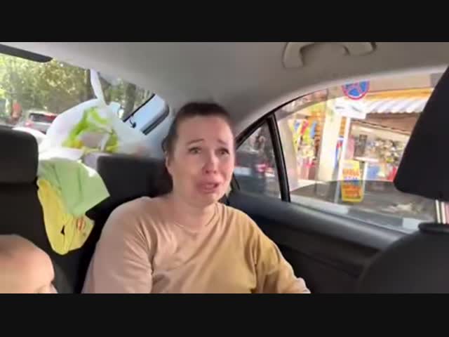 Женщина покидает любимый Крым