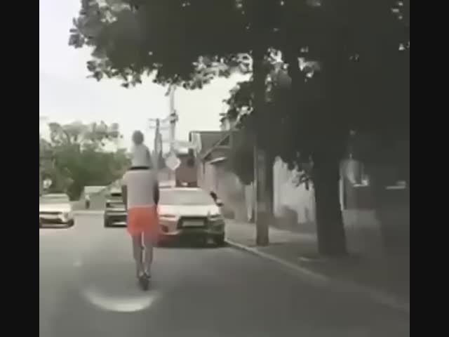 Больной человек: на самокате с ребёнком на проезжей части