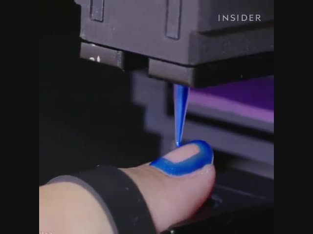 Робот делает маникюр