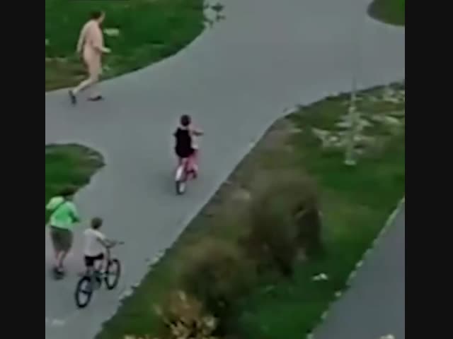 В Питере голый педофил средь бела дня гоняется по улице за детьми