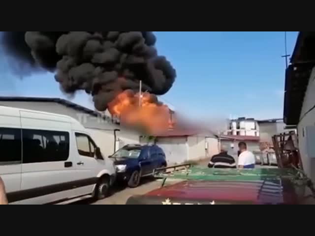 Рядом с международным аэропортом Сочи мощный пожар