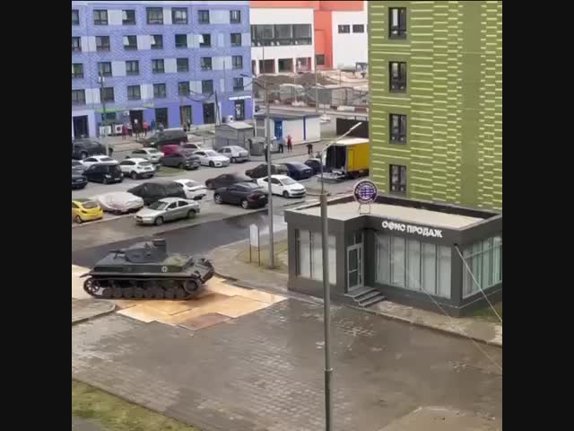 Просто сюр: немецкий танк протаранил офис продаж в Москве
