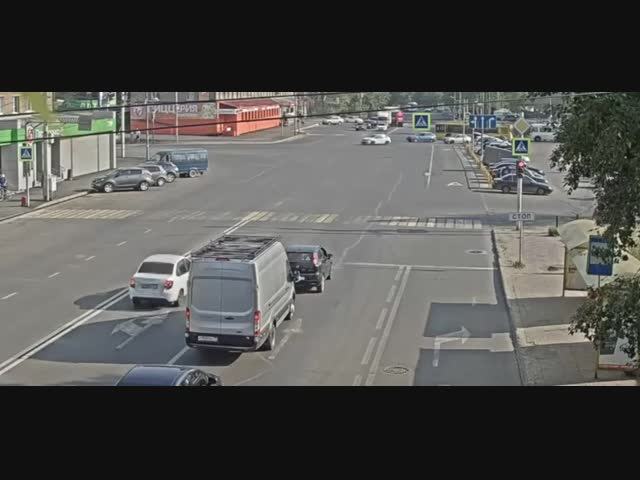 Кто в кого врезался: автомобиль в человека или человек в автомобиль?