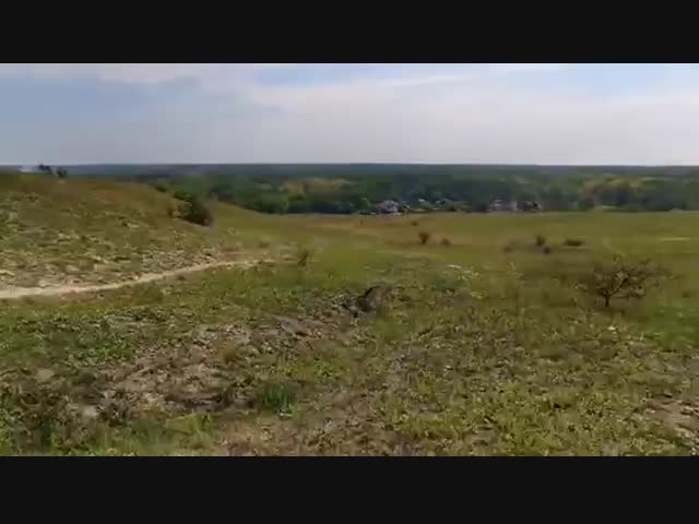 Российский дрон преследует бойцов ВСУ и наводит на них артиллерию