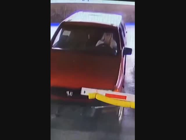 А надо было лишь заплатить за проезд, и шлагбаум поднялся бы...