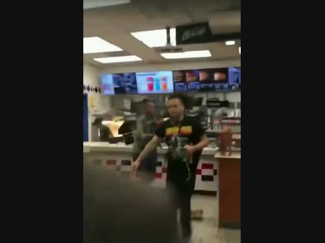 Нападение и оборона в Макдоналдс