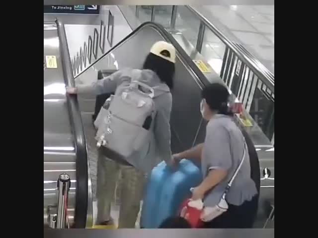 Неуправляемый чемодан сбил женщину на эскалаторе