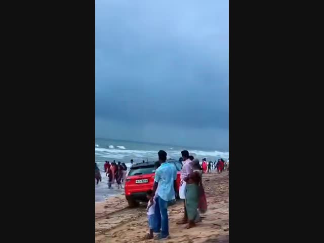 Глупый и богатый индус решил прокатиться по пляжу в новенькой машине