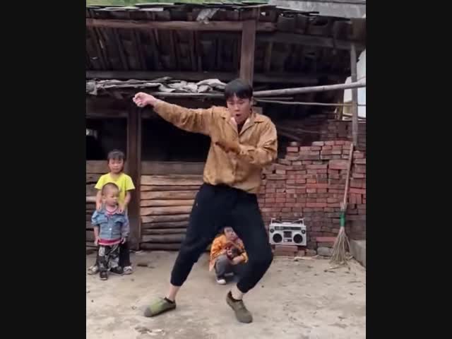 Талантливый танцор из китайской деревни