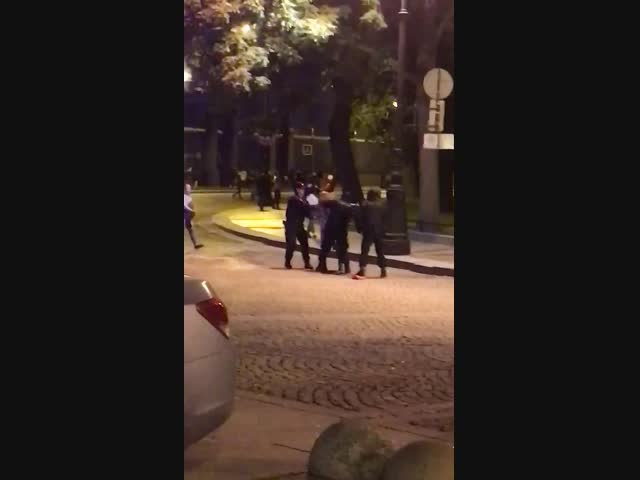 Трое полицейских и одна девушка