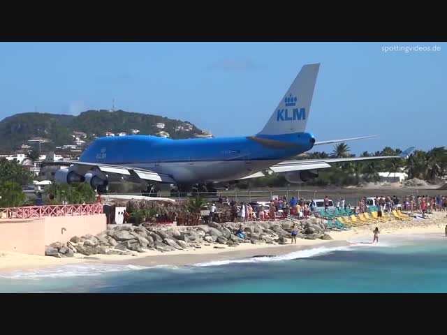 Авиалайнер KLM 747 сдул отдыхающих с пляжа