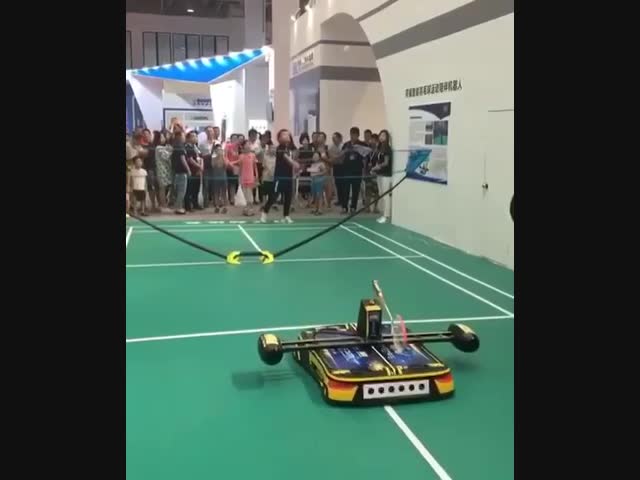 Робот для игры в бадминтон