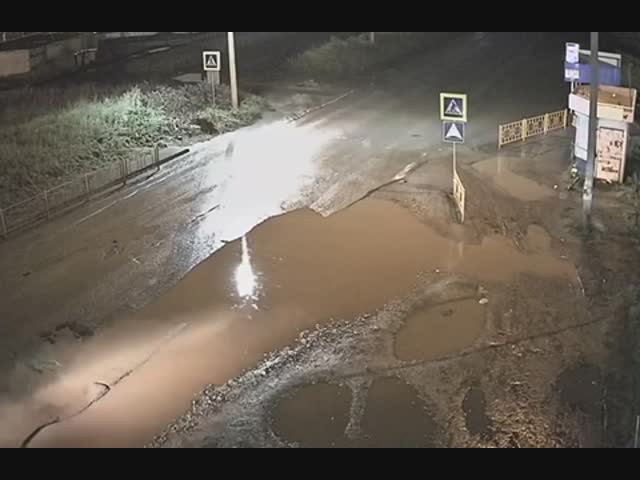 Не все машины могут преодолеть эту лужу