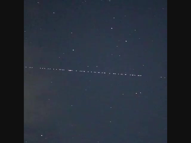 Поезд из спутников Starlink в небе над Японией
