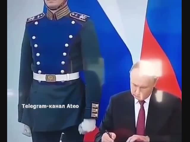 Владимир Путин макает шариковую ручку, будто пишет чернилами