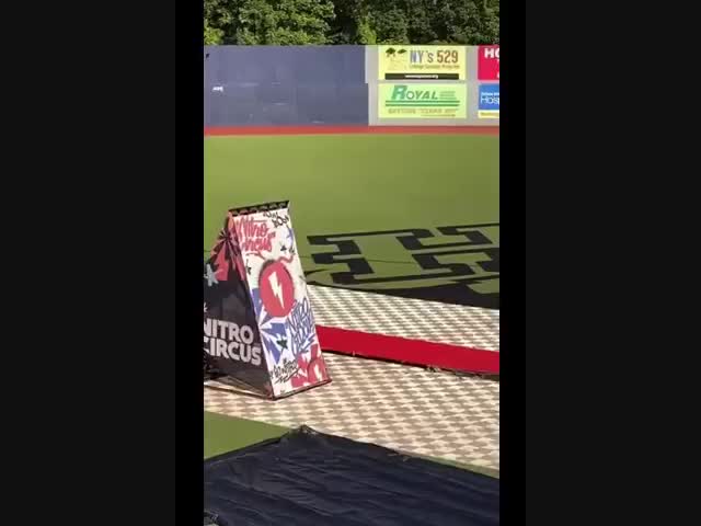 Трюкач в инвалидной коляске