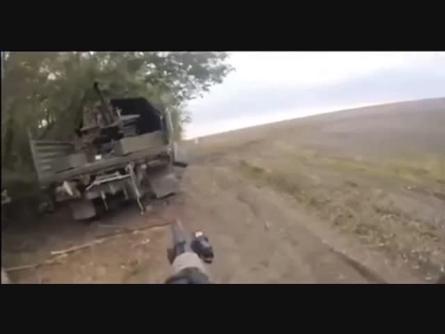 Прямое попадание российского танка по украинскому HMMWV
