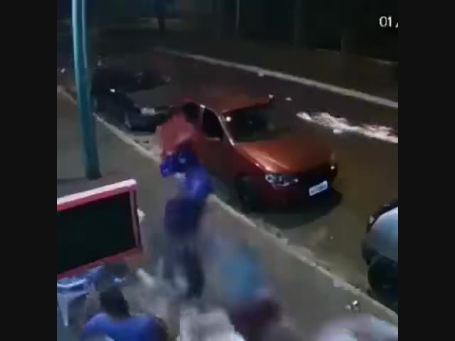 Отлетевшее автомобильное колесо выбило стул из-под посетителя кафе