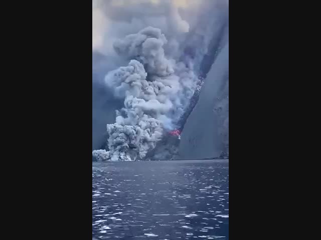 Вулкан Стромболи проснулся