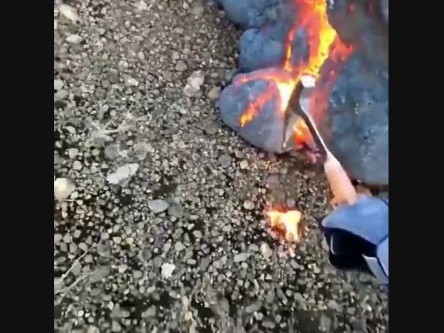 Геолог собирает образцы лавы