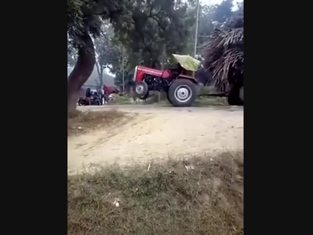 Трактор разорвало на 2 части