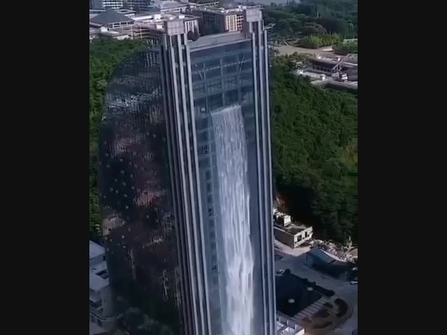 Самый большой искуственный водопад в мире