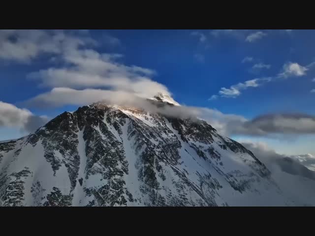 Китайский дрон облетел Эверест - впервые в истории